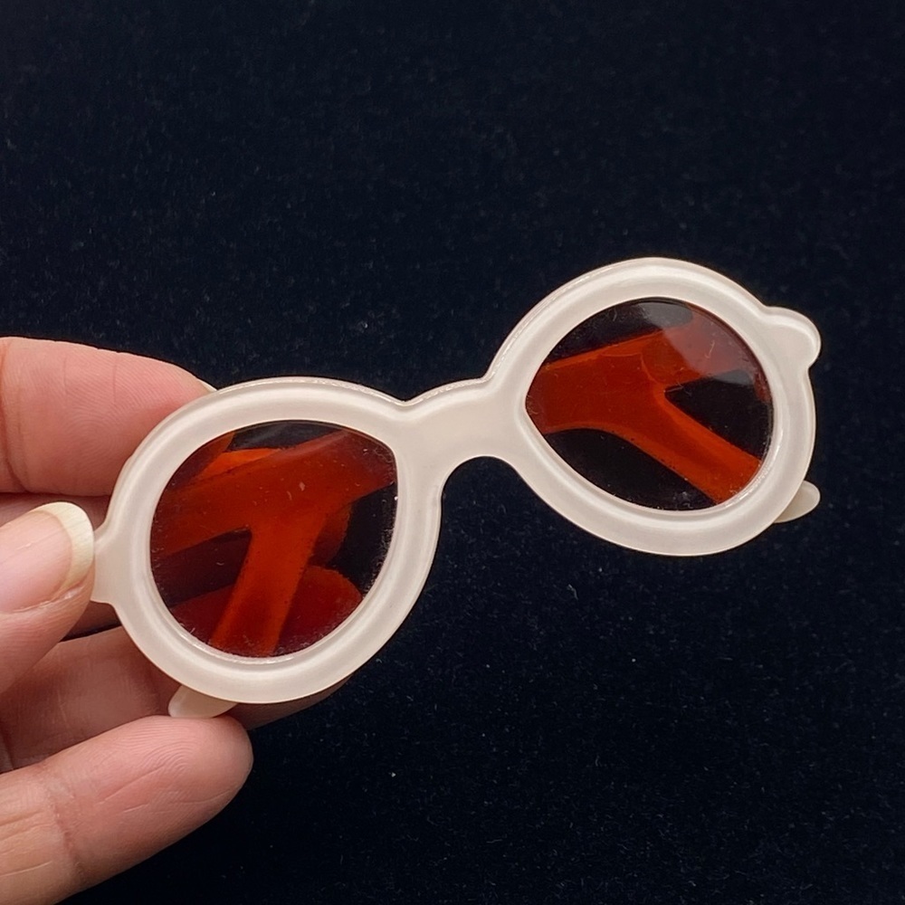 Crawling Sunglasses Acrylic Hair Clip